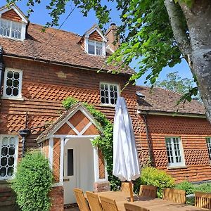 Holly Cottage, 2, Northbrook Park, Farnham-Up To 6 Adults